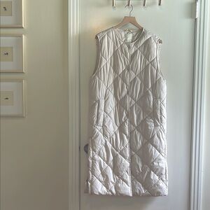 H&M: Sleeveless Quilted Long Vest in Cream